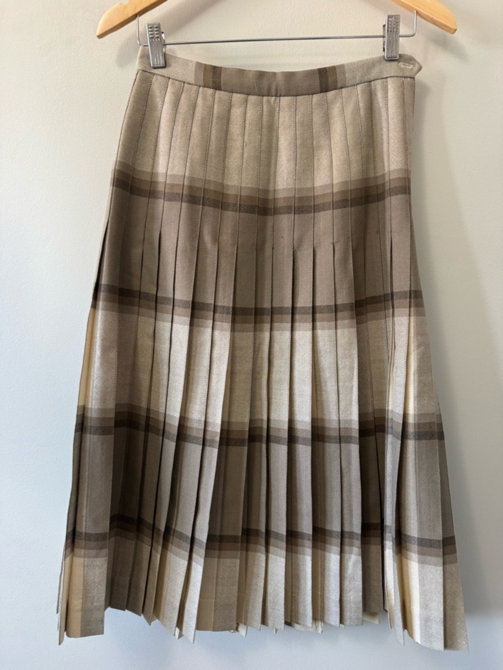 Highland Queen Vintage Pleated Midi Skirt in Beige and Brown Plaid